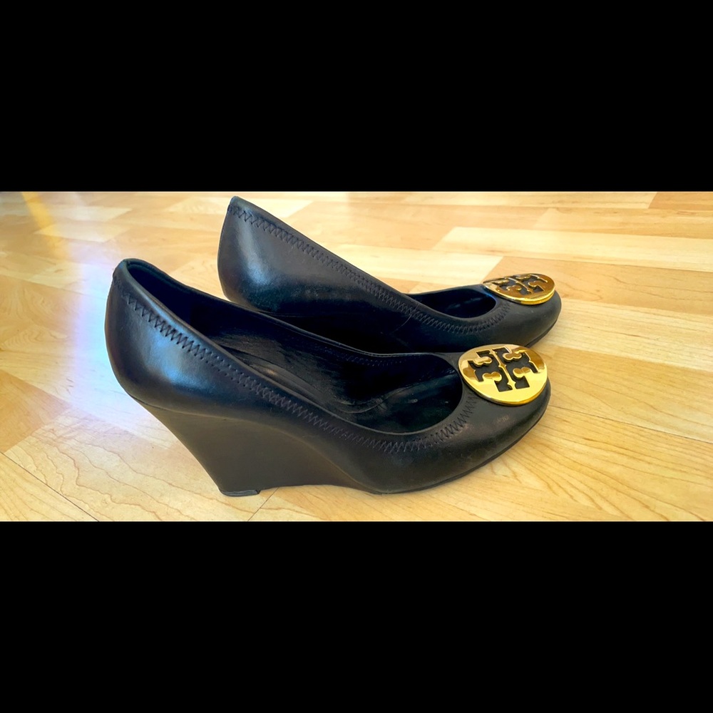 Black wedge tory burch shoes with gold emblem!